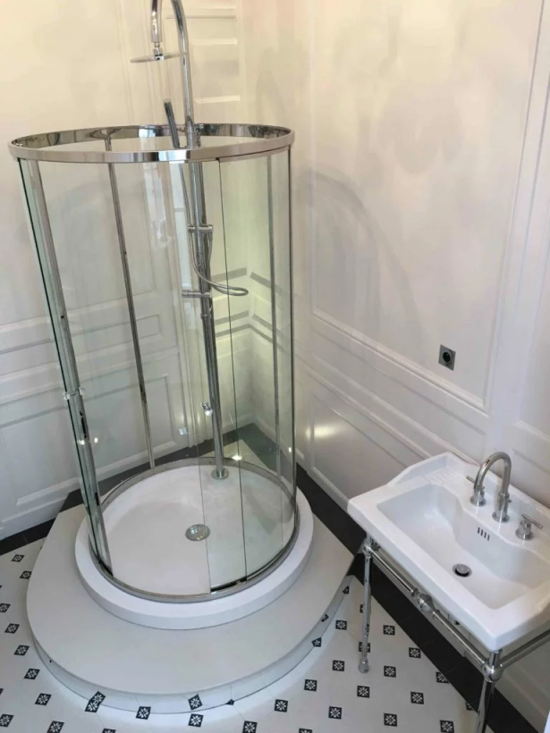 Boiseries d’époque pour salle de douche rétro