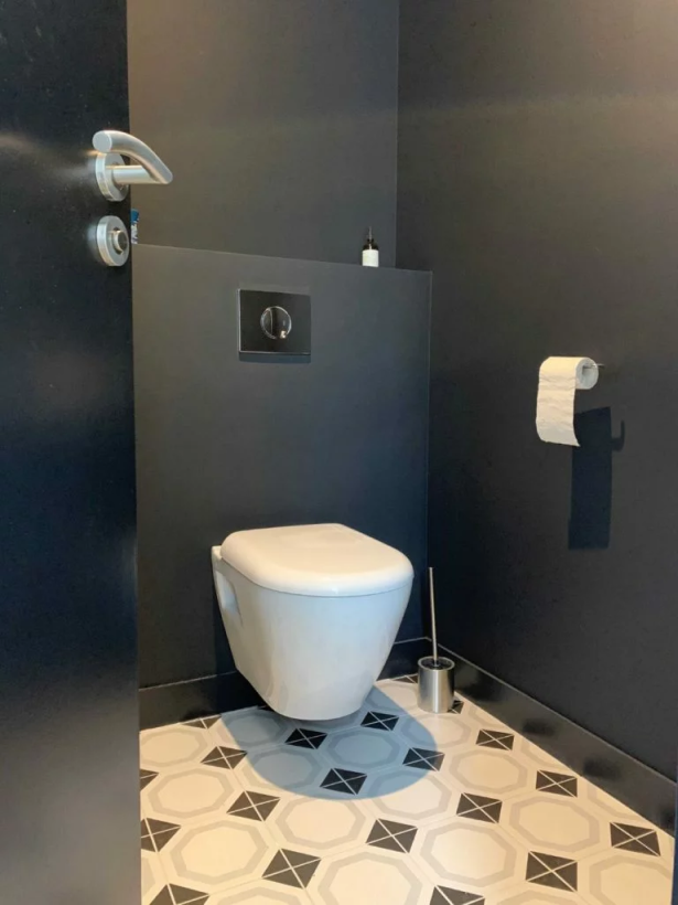 En campagne, refuge d’un jeune couple